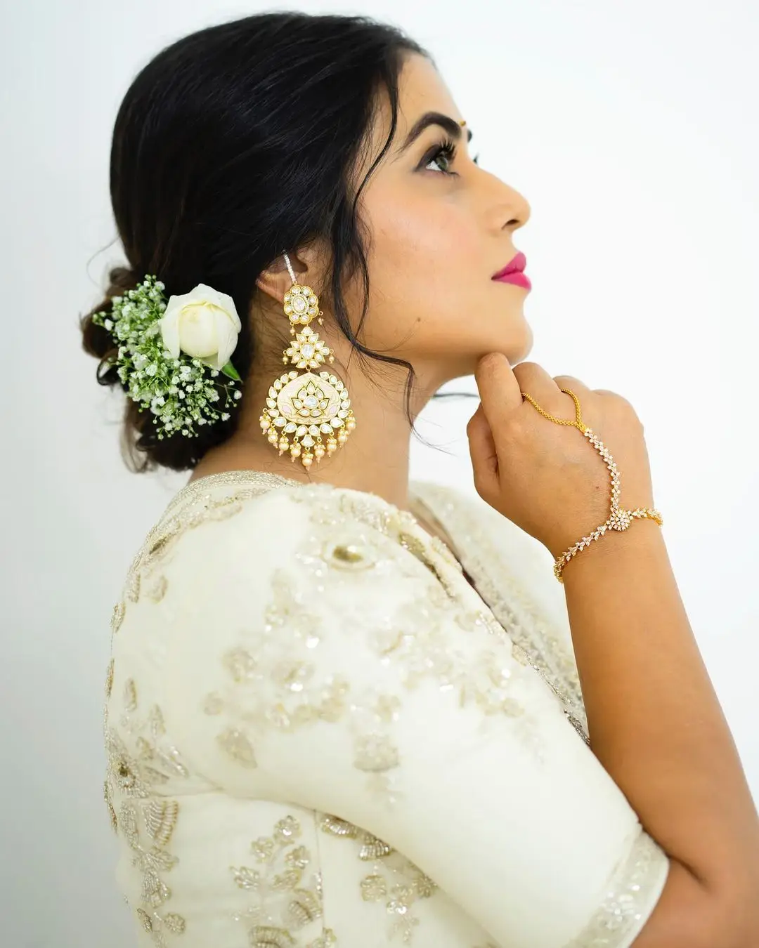 SHAMNA KASIM WEARING BEAUTIFUL EARRINGS WHITE DESIGNER SAREE 4